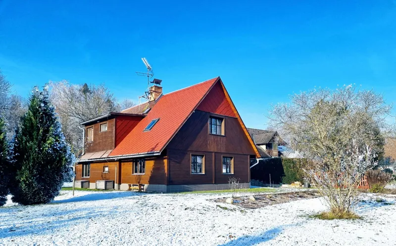 Dům s apartmánem v zimě pod sněhem