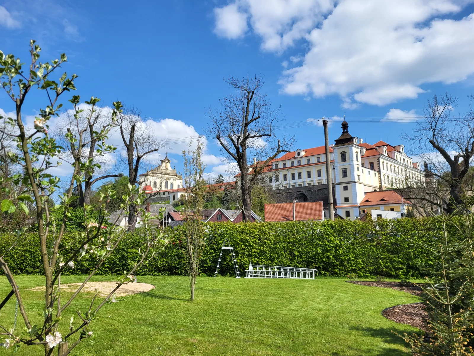 Výhled ze zahrady apartmánu na Kolowratský zámek